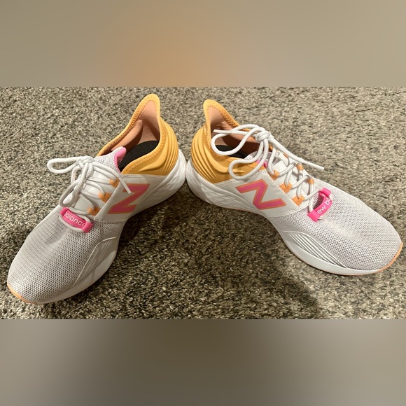 Woman’s new balance shoes - Picture 2 of 4